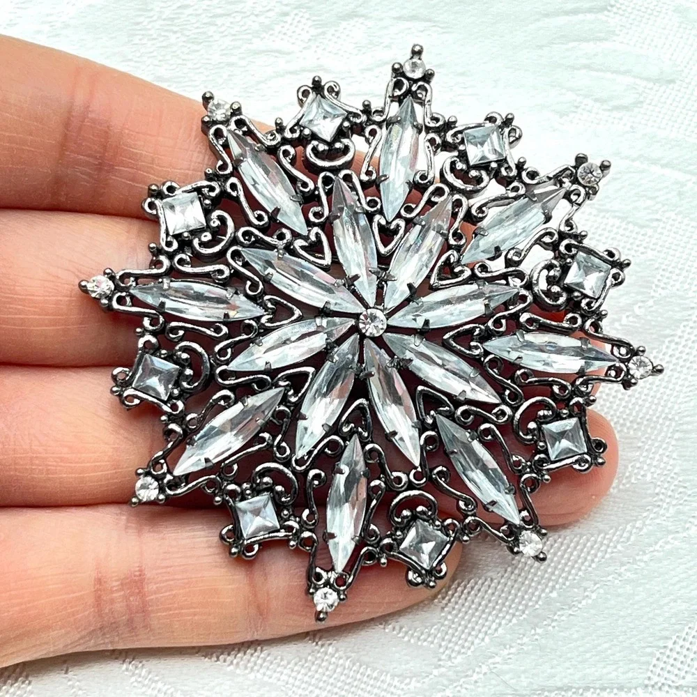 Vintage Clear Ornate Rhinestone Starburst Snowflake Silver Gunmetal Tone Brooch